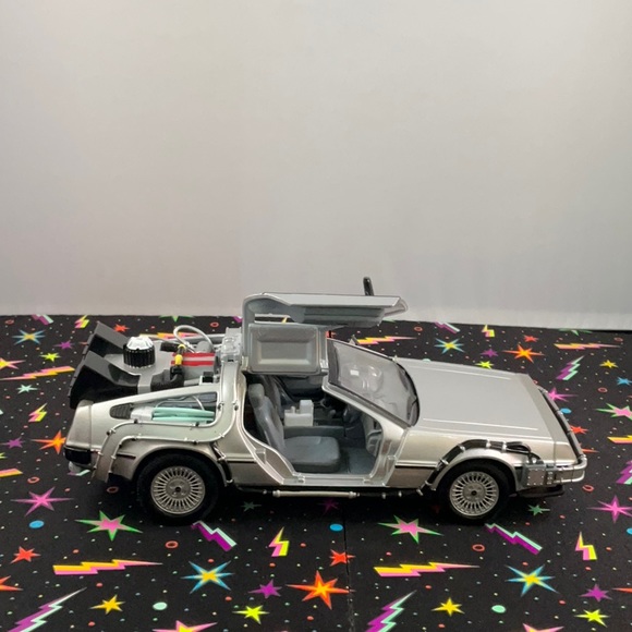 Pre-owned Welly Back to the Future II Delorean Time Machine **slightly damaged** - Picture 2 of 13